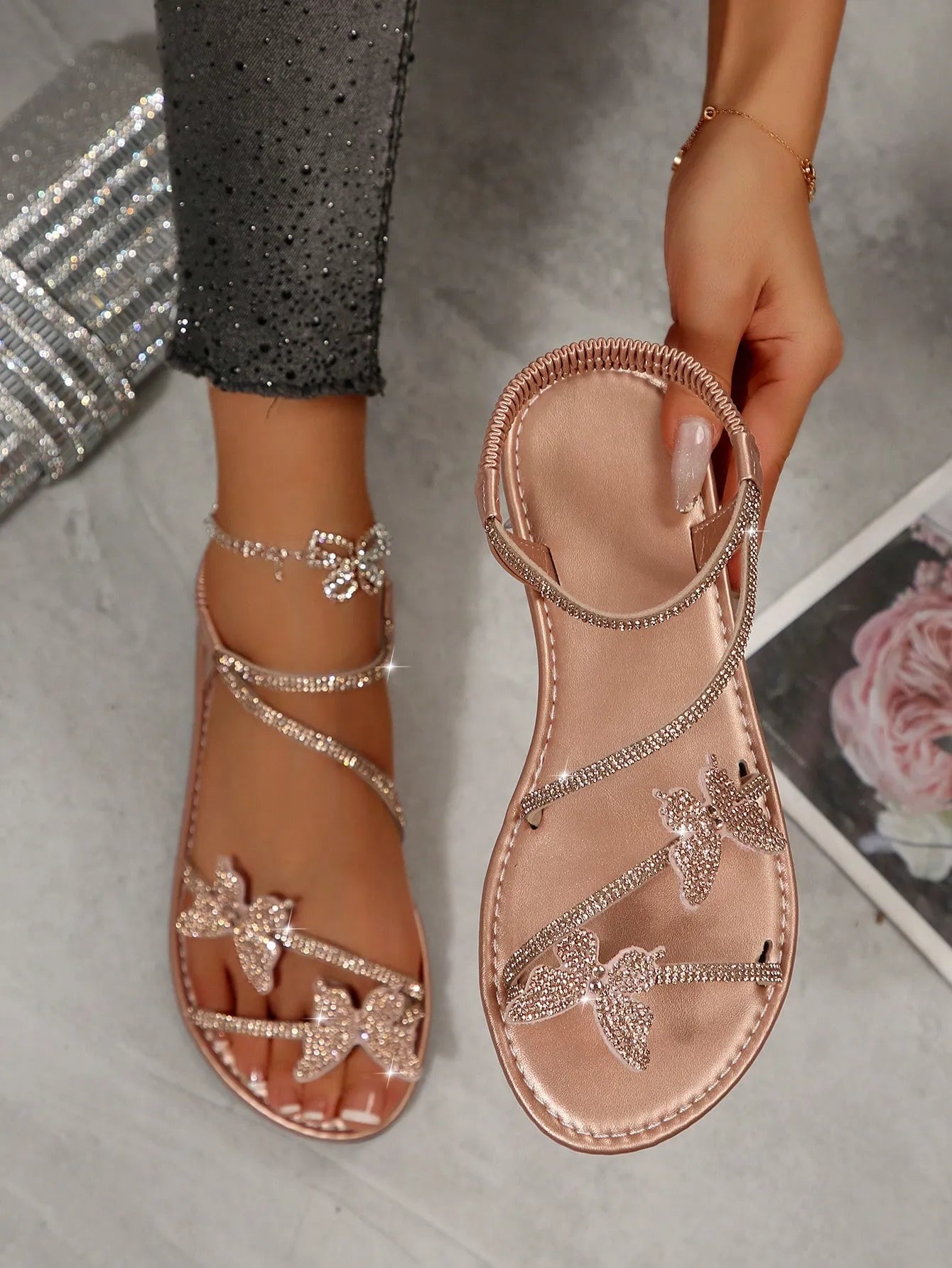 New Summer Collection: Casual and Fashionable Women's Outdoor Flat Beach Sandals with Glass Rhinestones and a Crossed Bow, Round Toe, and Slip-On Design